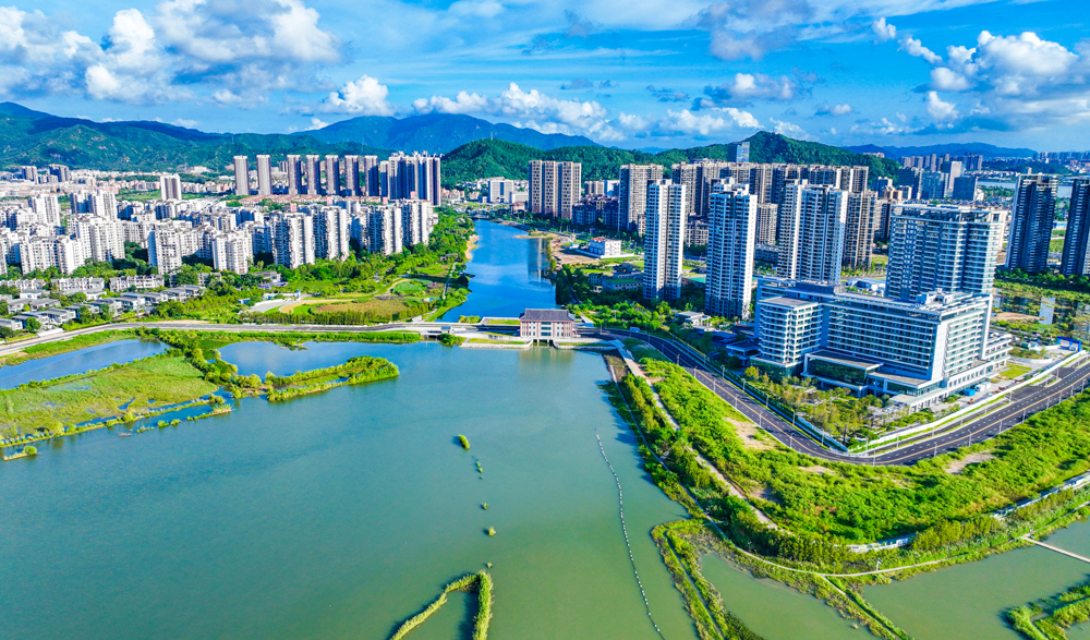 近日拍攝的廣東省珠海市海堤提升項目現場。