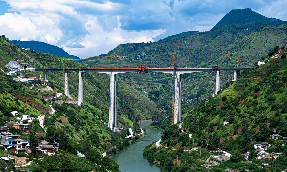 近日，中國中鐵旗下中鐵二局承建的渝昆高鐵重難點控制性工程——江底牛欄江特大橋全橋合龍。該橋位于云南省會澤縣與貴州省威寧彝族回族苗族自治縣交界處，全橋長568.8米，剛構連續梁主跨長160米，主墩高122.5米。