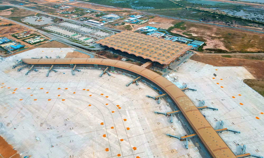 近日，由中國建筑旗下中建三局一公司承建的柬埔寨德崇國際機場正式通航。該機場位于柬埔寨干拉省，距離金邊市中心約19公里，占地面積達2600公頃，橫跨干丹省和茶膠省。