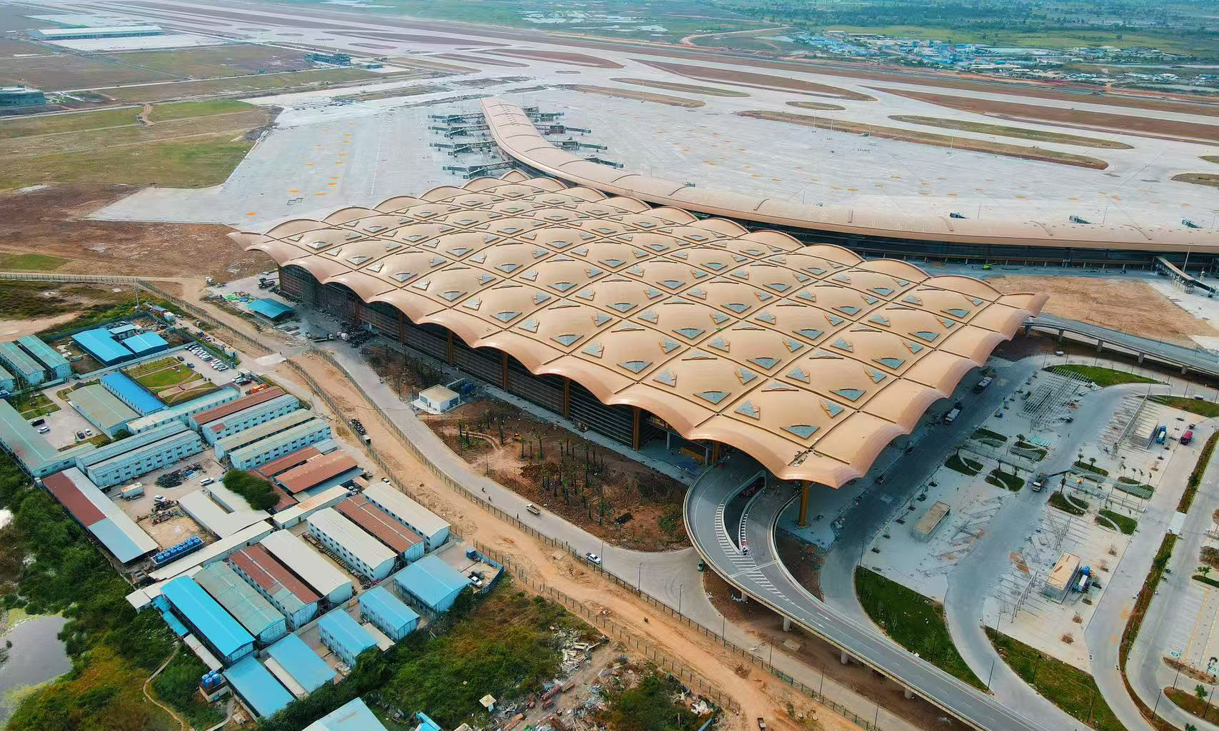 德崇國際機場的通航將有效緩解柬埔寨的機場運營壓力，極大提升柬埔寨的航空運輸能力，對吸引國際游客、促進柬埔寨經濟發展起到重要推動作用。