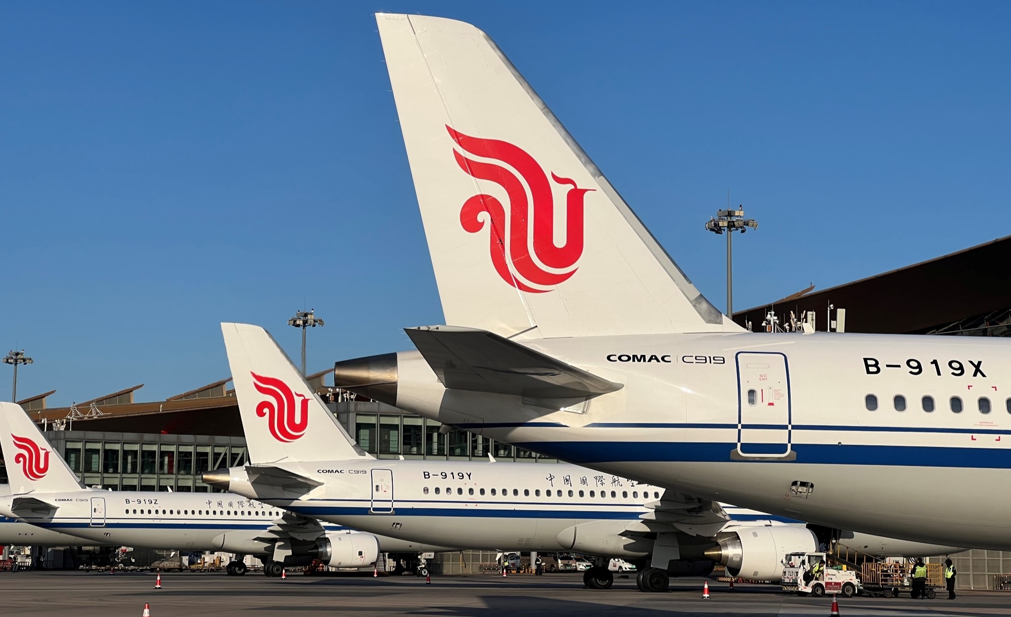 近日，中航集團C919安全運行迎來一周年里程碑。從最初的單機啟航到如今的5機編隊，從京滬一線到連通全國7座樞紐城市，中航集團C919累計安全飛行8000余小時，運送旅客41萬余人次。