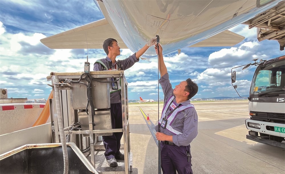 國航重慶分公司雄鷹班組進行C919飛機地面保障服務。