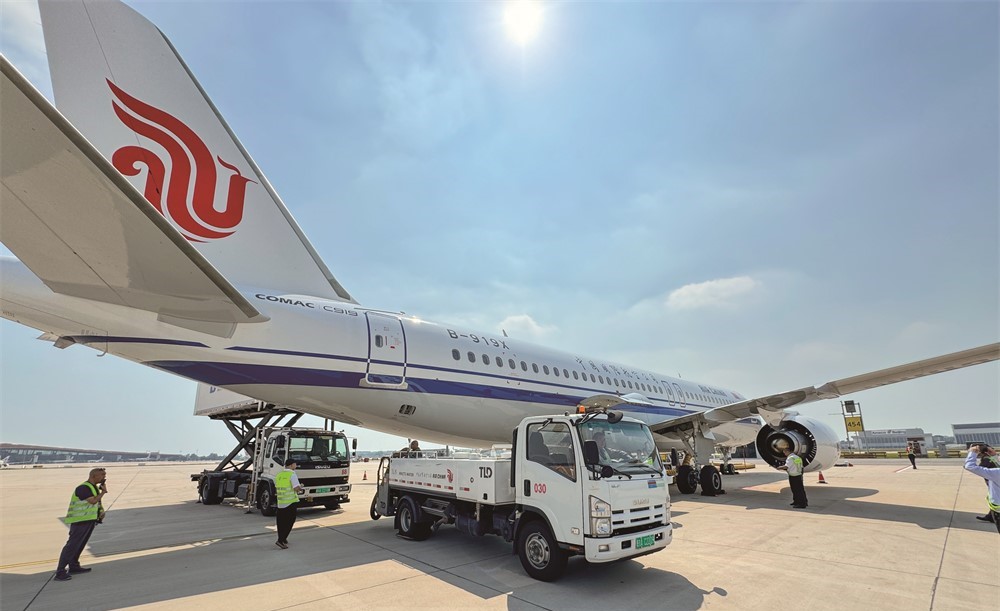 污水車輔助員準備為C919飛機進行排放污水操作。