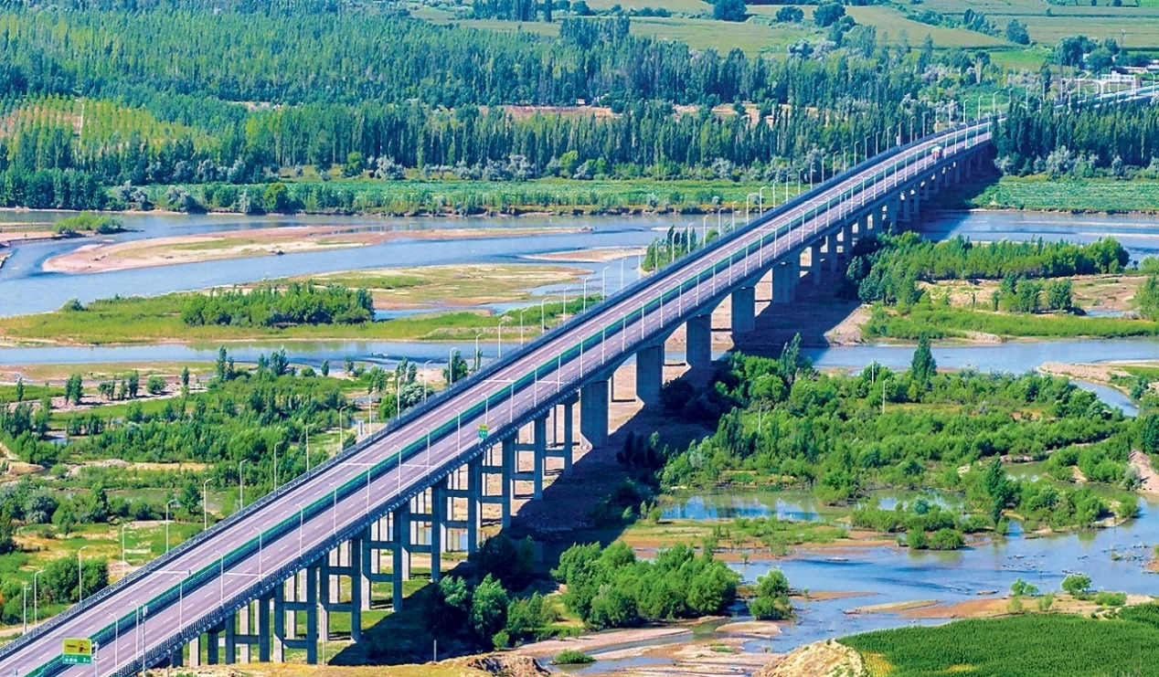 該項目位于新疆伊犁哈薩克自治州境內，全長52.74公里，采用雙向四車道一級公路標準，設計時速100公里。