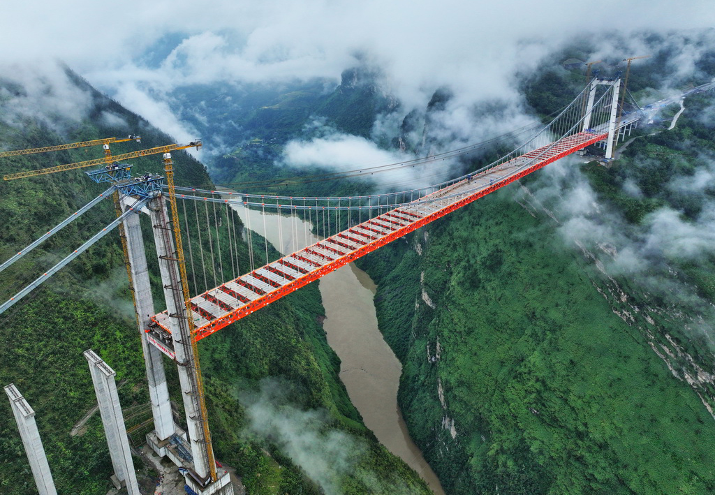 天門特大橋是安順至盤州高速公路的重要控制性工程，大橋全長1553米，橋面距離峽谷水面約560米。新華社記者 劉續 攝