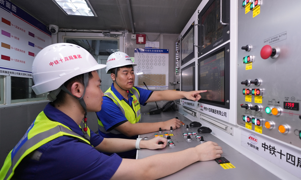 重慶菜園壩長江鐵路隧道分為礦山法和盾構法施工兩種方法，其中，隧道盾構段全長3845米，穿越長江段長達1282米，采用的是自主選型設計的“長江號”泥水平衡盾構機，開挖直徑達12.66米。圖為中鐵十四局技術人員駕駛盾構機。