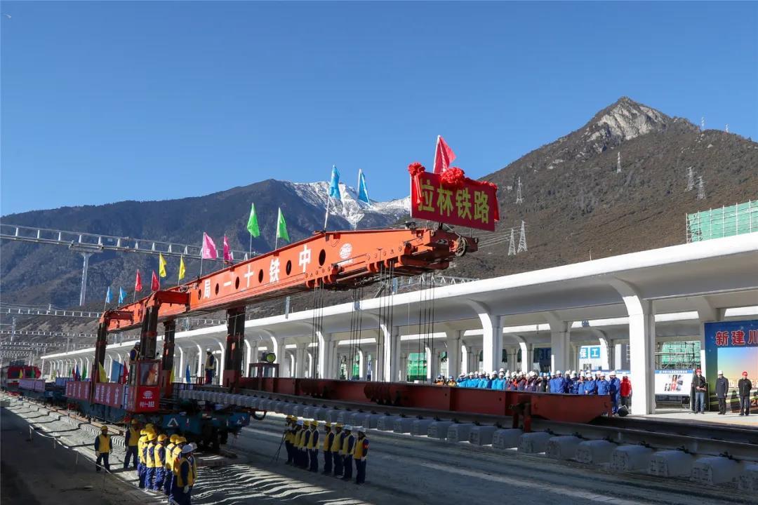 拉林鐵路正線全長435.5公里，新建正線全長403.14公里，為單線電氣化Ⅰ級鐵路，設計時速160公里，全線新建車站34個，初期開站17個。圖為施工人員鋪設最后一排軌排。