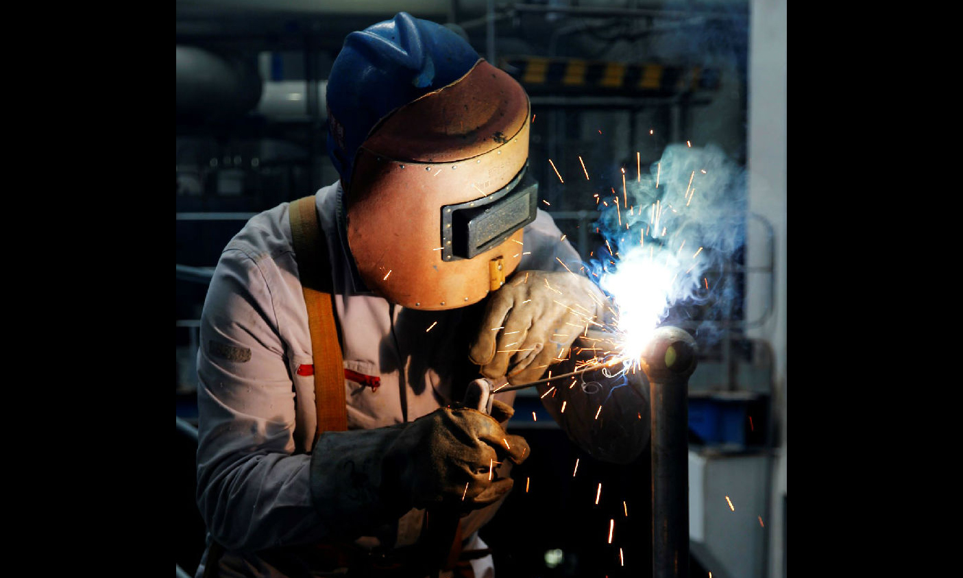 近日，在江蘇南京江蘇電建一公司揚子石化綠色供汽中心熱電聯產項目現場，焊接人員正在進行1號鍋爐9米層樓梯扶手焊接。