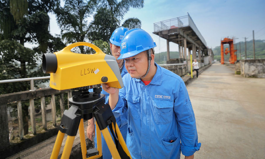 近日，在廣西河池廣西水電集團宜州電廠運營的拉浪水電站現場，工作人員正在進行大壩觀測。