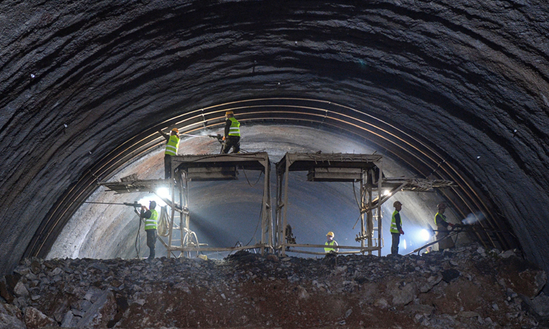 8月4日，在位于廣西環江毛南族自治縣的貴南高鐵大方山隧道內，工人對爆破后的隧道巖壁進行除險加固作業。新華社記者 曹祎銘 攝