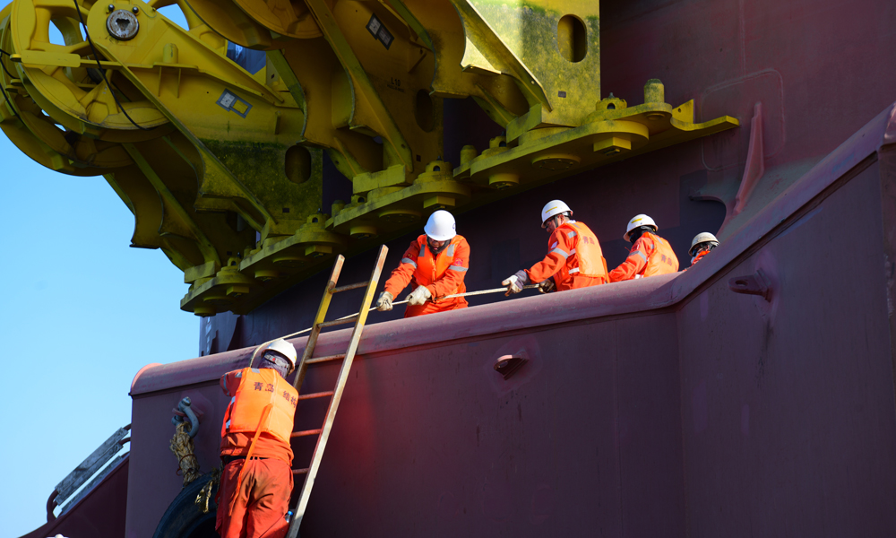 “?？惶?hào)”裝船作業(yè)首次在國內(nèi)大型海洋平臺(tái)裝船中應(yīng)用捕捉器、自動(dòng)全站儀與水下攝像頭相結(jié)合的定位技術(shù)，首次采用我國自主研發(fā)的智能測(cè)量機(jī)器人輔助系統(tǒng)，由我國自主完成技術(shù)方案編制、復(fù)雜計(jì)算分析、施工指揮管理等系列工作。目前，中國海油已系統(tǒng)掌握了拖拉裝船、模塊化運(yùn)輸車裝船、浮托裝船等多類型海洋平臺(tái)裝船運(yùn)輸成套技術(shù)。圖為施工人員拆卸“海葵一號(hào)”固定期間干涉物。