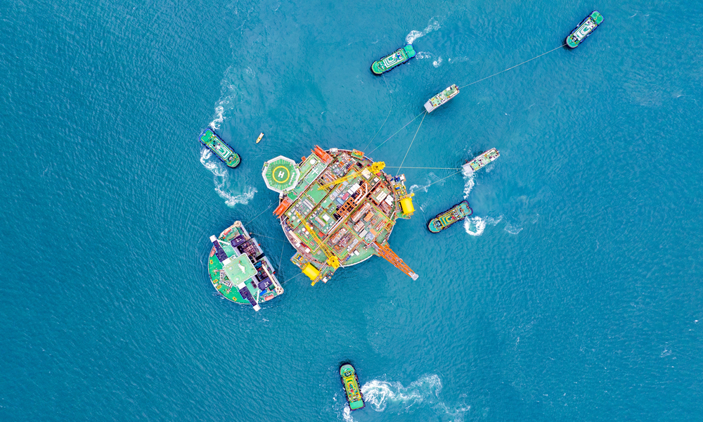 5月24日，由我國自主設(shè)計(jì)建造的亞洲首艘圓筒型“海上油氣加工廠”——“?？惶?hào)”在廣東省珠江口大嶼山錨地完成浮卸作業(yè)，為我國首個(gè)深水油田二次開發(fā)項(xiàng)目年內(nèi)投產(chǎn)奠定基礎(chǔ)。據(jù)悉，“?？惶?hào)”浮卸完成后，將由港作拖輪拖至錨地開闊水域。