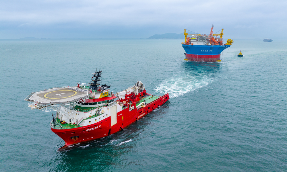 浮卸作業(yè)完成后，“海洋石油691”拖輪牽引著“海葵一號(hào)”前往施工海域。