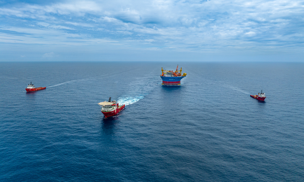 拖輪形成編隊(duì)牽引著“?？惶?hào)”前往施工海域。