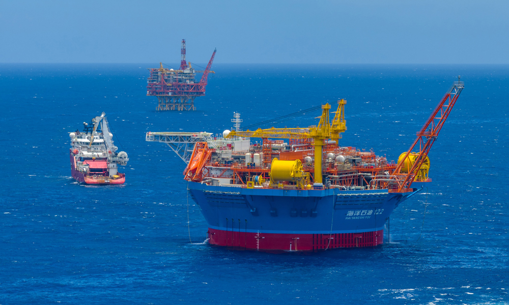 據(jù)悉，在距“?？惶枴?.5公里處，亞洲第一深水導管架平臺“?；枴币苍谌涨巴瓿扇堪惭b作業(yè)，刷新海上原油生產(chǎn)平臺高度和重量兩項亞洲紀錄?！昂；枴笨偢叨冗_428米，總重量超5萬噸，共設(shè)生產(chǎn)井24口，搭載了原油工藝和外輸系統(tǒng)、生產(chǎn)水處理系統(tǒng)及電力供應系統(tǒng)等300余套設(shè)備，可實現(xiàn)遠程水下井口控制、智能油氣開采、臺風生產(chǎn)模式等功能。圖為“?？惶枴蓖瓿苫亟雍笈c“海基二號”導管架平臺同時矗立在流花油田，進行下一步調(diào)試工作。