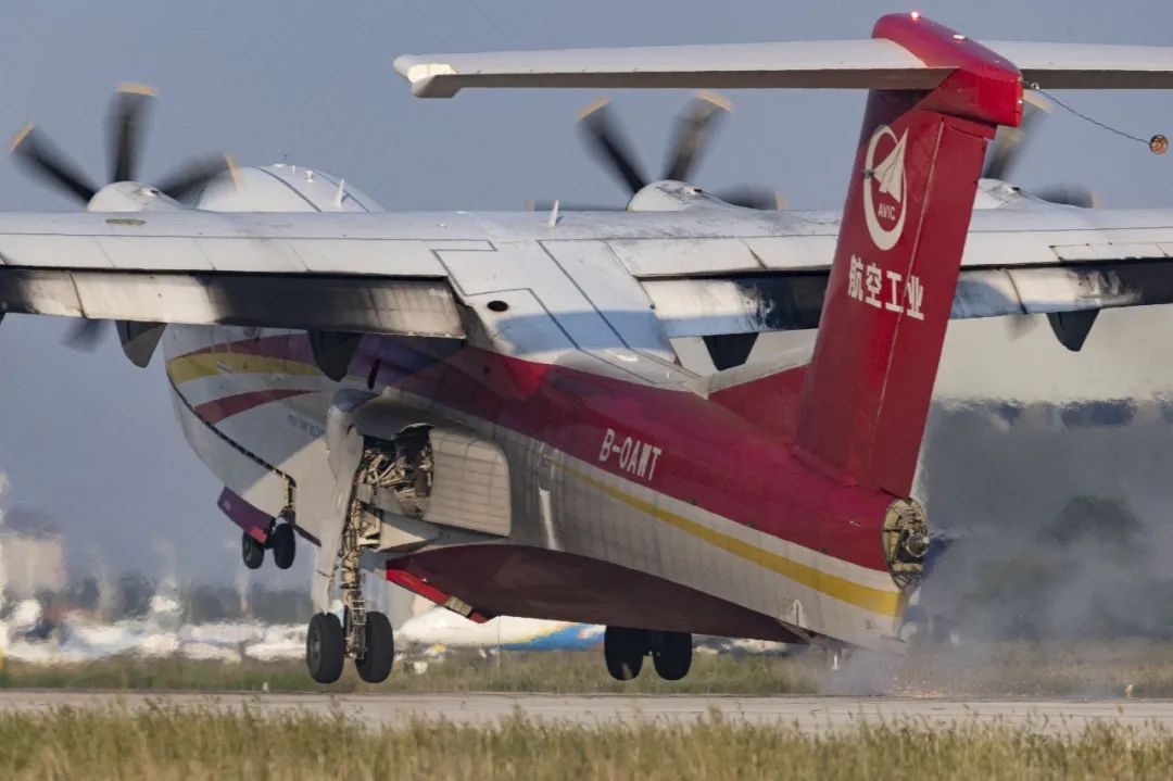 最小離地速度表明符合性試飛的圓滿完成，代表著AG600飛機最高試飛風險的失速特性、顫振、空中最小操縱速度、地面最小操縱速度和最小離地速度試飛科目已經(jīng)全部攻克，為后續(xù)審定試飛的安全和取證奠定了堅實基礎。