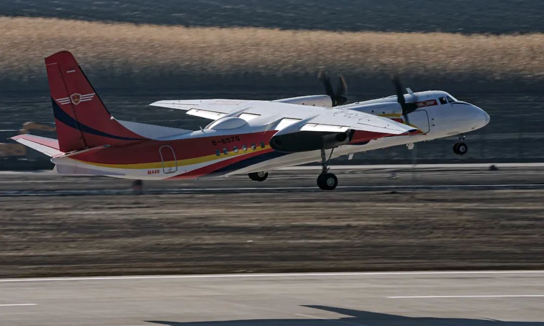 近日，航空工業(yè)集團(tuán)兩架“新舟”60滅火機(jī)完成在東北林區(qū)的駐防任務(wù)。兩架飛機(jī)完成任務(wù)后由五大連池機(jī)場(chǎng)轉(zhuǎn)場(chǎng)，分別飛抵韶關(guān)、西昌，繼續(xù)執(zhí)行東南、西南林區(qū)駐防任務(wù)。