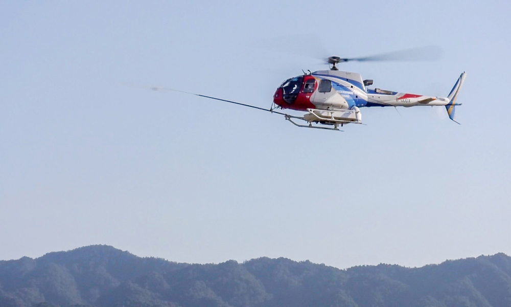 近日，“吉祥鳥”AC311A直升機(jī)加裝消防水炮在景德鎮(zhèn)呂蒙機(jī)場實(shí)現(xiàn)成功首飛。直升機(jī)搭載著國產(chǎn)消防水炮騰空而起，在飛行至20米高度時，飛行員啟動水炮，水柱從炮管中噴涌而出，達(dá)到預(yù)定噴射效果。