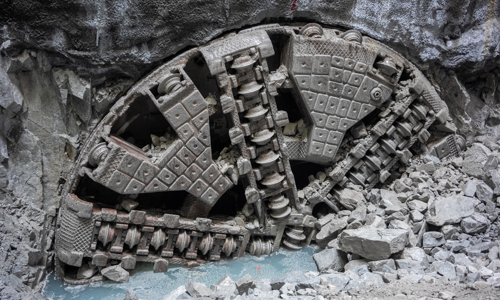 近日，隨著“深灣一號”盾構(gòu)機(jī)刀盤破土而出，順利抵達(dá)接收工作井，由中國鐵建所屬中鐵十四局承建的穗莞深城際鐵路深圳機(jī)場至前海段機(jī)固區(qū)間右線順利貫通，標(biāo)志著國內(nèi)城際鐵路最長海底盾構(gòu)隧道實(shí)現(xiàn)首線貫通。圖為貫通現(xiàn)場，“深灣一號”盾構(gòu)機(jī)刀盤破壁而出。