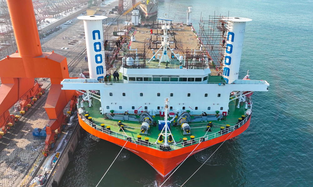 近日，中國海油發(fā)布消息，我國自主研發(fā)制造的亞洲首套船用風力旋筒助推系統(tǒng)成功投用，標志著我國船舶動力技術獲突破，在商用船舶旋筒風帆系統(tǒng)技術領域?qū)崿F(xiàn)零的突破，對于推動船舶運輸行業(yè)綠色低碳發(fā)展具有重要示范意義。圖為我國自主研發(fā)制造的亞洲首套船用風力旋筒助推系統(tǒng)加裝在“海洋石油226”甲板前部兩側(cè)。楊云展 攝