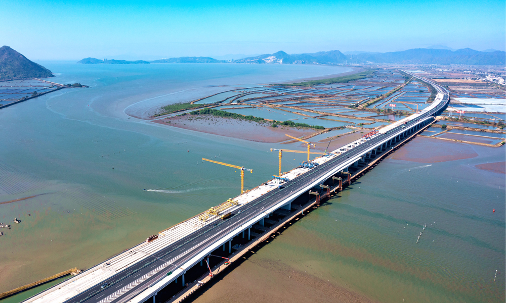 深汕西高速改擴(kuò)建項目起于廣東省汕尾市陸豐市，止于深圳市龍崗區(qū)，全長約146公里，是廣東省目前里程最長的高速公路改擴(kuò)建項目。長沙灣跨海特大橋全長2108米，采用“先新建右幅新橋，再拆除既有特大橋重建左幅”的施工方案，大橋右幅已于2023年3月22日建成通車。本次合龍的左幅主跨為(47.5+2*83+47.5)米預(yù)應(yīng)力混凝土連續(xù)剛構(gòu)布置形式，采用掛籃懸臂分段澆筑施工，共澆筑混凝土5651立方米。