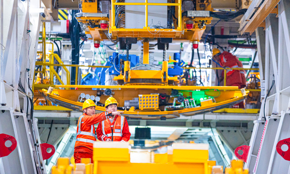 京唐城際鐵路起自北京城市副中心站綜合交通樞紐，終至河北省唐山市既有唐山站，途經北京市通州區(qū)、河北省廊坊市、天津市寶坻區(qū)、河北省唐山市，線路全長約148.7公里，預計2025年底開通運營?！熬┩ㄌ枴倍軜嫏C負責的運潮減河隧道是這條鐵路全線貫通前的“最后一步”。圖為隧道管片拼裝手準備吊裝作業(yè)。