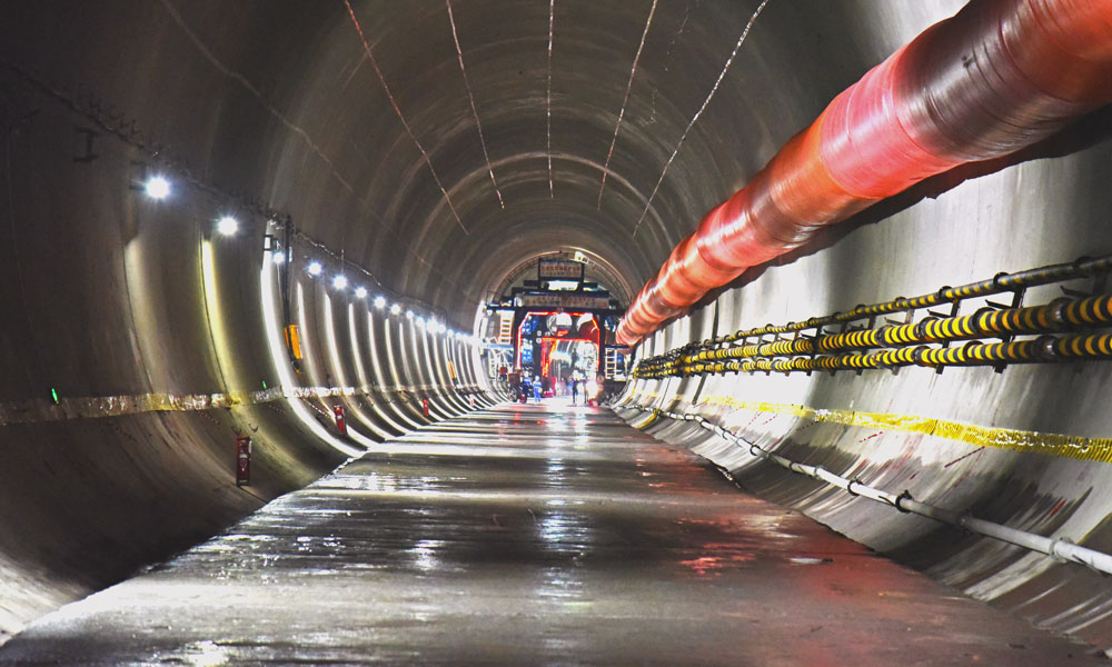 2月20日，中鐵五局承建的渝昆高鐵第二長隧——云貴段站前2標(biāo)炳輝隧道左線正洞掘進(jìn)突破1萬米。炳輝隧道位于云南省昭通市彝良縣境內(nèi)，全長21.17公里，隧道為雙線分修，最大埋深約811米，存在大涌水、低瓦斯、巖溶、軟巖大變形、斷層破碎帶等不良地質(zhì)，為全線I級高風(fēng)險隧道。截至2月22日，炳輝隧道雙洞單線累計開挖18612米，其中左線正洞開挖掘進(jìn)10334米。