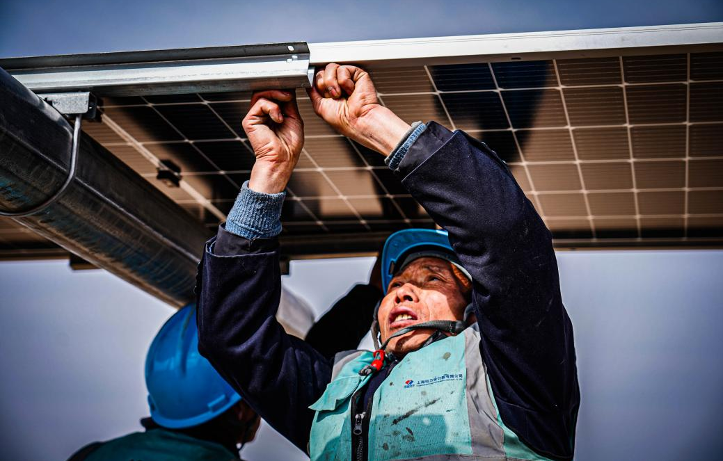 利用平單軸架設(shè)光伏組件，組件便可以如向日葵一般追逐陽(yáng)光，可提高約8%的發(fā)電效率。施工人員將光伏組件固定在平單軸上，支架、平單軸、組件之間均通過螺栓進(jìn)行連接，避免了焊接作業(yè)帶來的用電火災(zāi)風(fēng)險(xiǎn)。