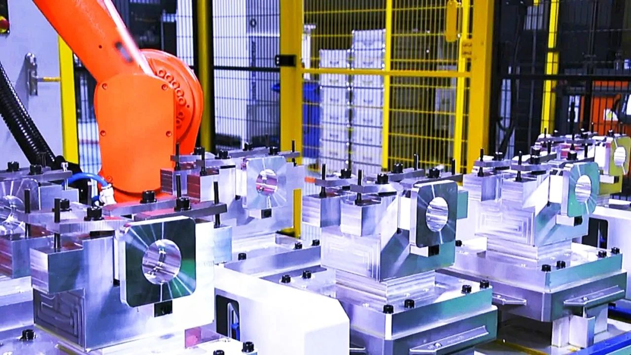 日前，航天科技旗下10家單位入選2023年度國家綠色工廠，至此，中國航天科技集團有限公司國家綠色工廠數(shù)量達到16家，標志著航天科技綠色制造體系建設(shè)工作實現(xiàn)了“由點到線”體系推進、“聚焦主業(yè)”重點突破的新跨越。圖為在航天科技一院18所復雜殼體數(shù)字化生產(chǎn)線，工人們將預(yù)裝好的工件和托盤放在工作站，不用人全程跟產(chǎn)，從原材料到最終成品，均由機器自動完成，最終成品件件合格。