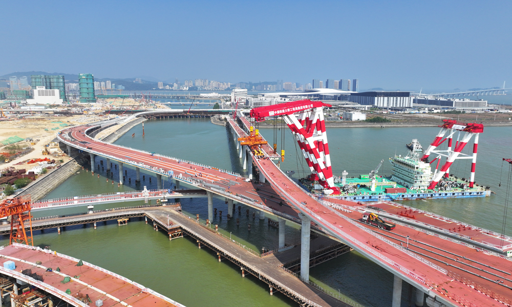3月18日，中國中鐵旗下中鐵工業(yè)參建的連接澳門和氹仔的第四條跨海大橋——澳氹四橋全橋合龍，這也是澳門首條雙向八車道跨海大橋。澳氹四橋位于澳門友誼大橋東側(cè)，橫跨外港航道和澳門水道，將澳門海、陸、空三個(gè)重要口岸相連，是構(gòu)建澳門城市交通體系的關(guān)鍵節(jié)點(diǎn)。大橋主線全長3.085公里，其中跨海段長2.86公里，主橋?yàn)橄鲁惺戒撹鞓蛄?，長1370米，設(shè)置通航孔橋兩座，主跨280米，橋梁主體結(jié)構(gòu)使用高性能橋梁鋼，整體構(gòu)造輕質(zhì)高效，結(jié)構(gòu)設(shè)計(jì)使用年限100年。