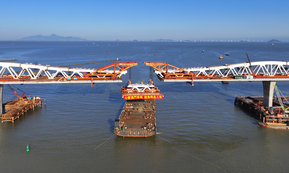 澳氹四橋主線設(shè)計(jì)為雙向八車道，中間兩車道為電單車專用道。水、電、氣、通訊等公共設(shè)施管線隨橋敷設(shè)，可滿足新城填海A區(qū)居民生活及發(fā)展需求，助力城市全面可持續(xù)發(fā)展。中鐵工業(yè)旗下中鐵寶橋、中鐵九橋分別承擔(dān)南主橋、南引橋、A區(qū)互通立交共約6萬噸鋼結(jié)構(gòu)生產(chǎn)制造及現(xiàn)場配合安裝任務(wù)。