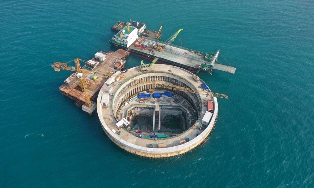 中國華能昌江核電二期工程項目首臺盾構(gòu)機從海上轉(zhuǎn)換井破壁而出，標志著該項目首條陸域排水隧洞順利貫通，排水工程取得關(guān)鍵性突破。中國華能昌江公司聯(lián)合各參建單位多次組織專家會對方案進行優(yōu)化，嚴格控制盾構(gòu)掘進參數(shù)，加強過程巡查和監(jiān)控測量，確保盾構(gòu)機全過程平穩(wěn)推進。