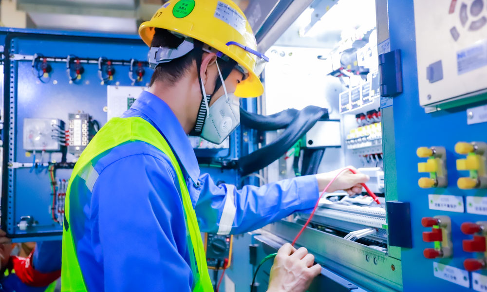 中國華能昌江公司將工程目標細化分解，每天在核島施工現(xiàn)場準時召開專項會議，統(tǒng)籌協(xié)調(diào)土建、安裝、設(shè)計、采購等各單位解決現(xiàn)場問題，針對重點事項安排專人專項跟蹤，將每一項工作做細做實。圖為中國華能海南昌江核電3號機組核島10kV可用范圍6段中壓母線一次性送電成功，順利將正式電源引入核島。