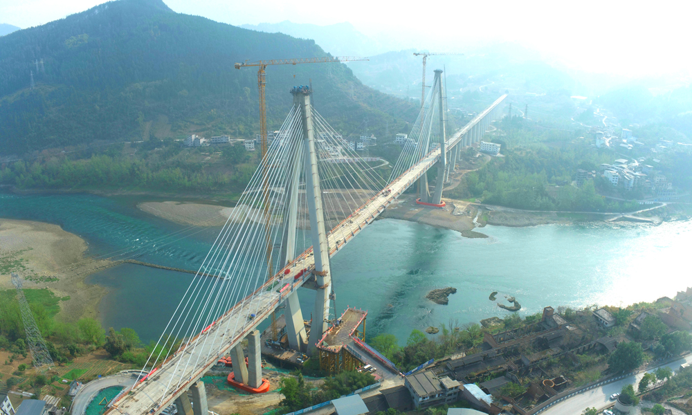 近日，隨著最后一對(duì)預(yù)應(yīng)力鋼束張拉至設(shè)計(jì)張拉力，中國中鐵旗下中鐵大橋局承建的渝湘高鐵太子坪烏江大橋主橋預(yù)應(yīng)力全部張拉完成，即將進(jìn)入全橋調(diào)索階段。太子坪烏江大橋是渝湘高鐵重慶至黔江段重難點(diǎn)工程，全長2313.85米，主橋長562.2米，為主跨300米無砟軌道斜拉橋。與此同時(shí)，渝湘高鐵另兩座重難點(diǎn)工程黃草烏江雙線大橋、清水坪烏江大橋施工進(jìn)入了最后的沖刺階段。