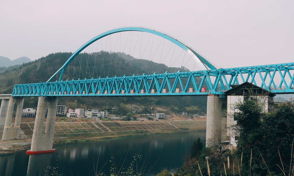 重慶至黔江鐵路是國家規(guī)劃“八縱八橫”高鐵網(wǎng)中廈渝通道的重要組成部分，是重慶“米”字型高鐵網(wǎng)中東南向高鐵通道，經(jīng)過地形地質(zhì)條件復(fù)雜，區(qū)域內(nèi)廣布巖溶、瓦斯、采空區(qū)、斷層破碎帶等不良地質(zhì)，數(shù)次橫跨烏江天險(xiǎn)，施工風(fēng)險(xiǎn)高，具有很強(qiáng)挑戰(zhàn)性。項(xiàng)目建成通車后將填補(bǔ)渝東南武陵山區(qū)城鎮(zhèn)群高鐵空白，實(shí)現(xiàn)重慶主城都市區(qū)與渝東南武陵山區(qū)城鎮(zhèn)群1小時(shí)高鐵聯(lián)系，提升重慶對(duì)周邊地區(qū)輻射帶動(dòng)作用。