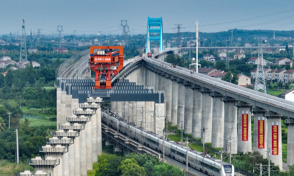 荊荊高速鐵路是國家“十三五”綜合交通體系規(guī)劃中的區(qū)際交通網(wǎng)絡重點工程，是我國“八縱八橫”高速鐵路網(wǎng)中呼（和浩特）南（寧）高速鐵路的重要組成部分。建成通車后，將助力湖北省實現(xiàn)“市市通高鐵”，對進一步完善鄂中區(qū)域綜合交通體系，推動長江經(jīng)濟帶發(fā)展，促進江漢平原腹地沿線經(jīng)濟騰飛，支持湖北省內(nèi)協(xié)調(diào)均衡發(fā)展戰(zhàn)略具有重大意義。圖為正在施工的荊荊高鐵，上跨漢宜線。