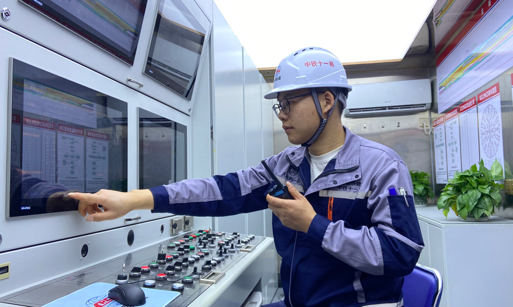 項(xiàng)目團(tuán)隊(duì)對(duì)設(shè)備進(jìn)行了針對(duì)性設(shè)計(jì)和優(yōu)化，采用重型帶壓刀盤，配備超前地質(zhì)預(yù)報(bào)和超前加固等專用裝備，總裝達(dá)到世界領(lǐng)先水平，做到“軟硬通吃”；同時(shí)配備先進(jìn)的導(dǎo)向系統(tǒng)，確保海底精準(zhǔn)對(duì)接。盾構(gòu)機(jī)在海底對(duì)接后，將借助雙層殼體設(shè)計(jì)，內(nèi)部結(jié)構(gòu)拆解運(yùn)出，外殼留在海底用于支護(hù)隧道，就像“金蟬脫殼”。圖為盾構(gòu)機(jī)長(zhǎng)在駕駛艙啟動(dòng)“定海號(hào)”盾構(gòu)機(jī)。