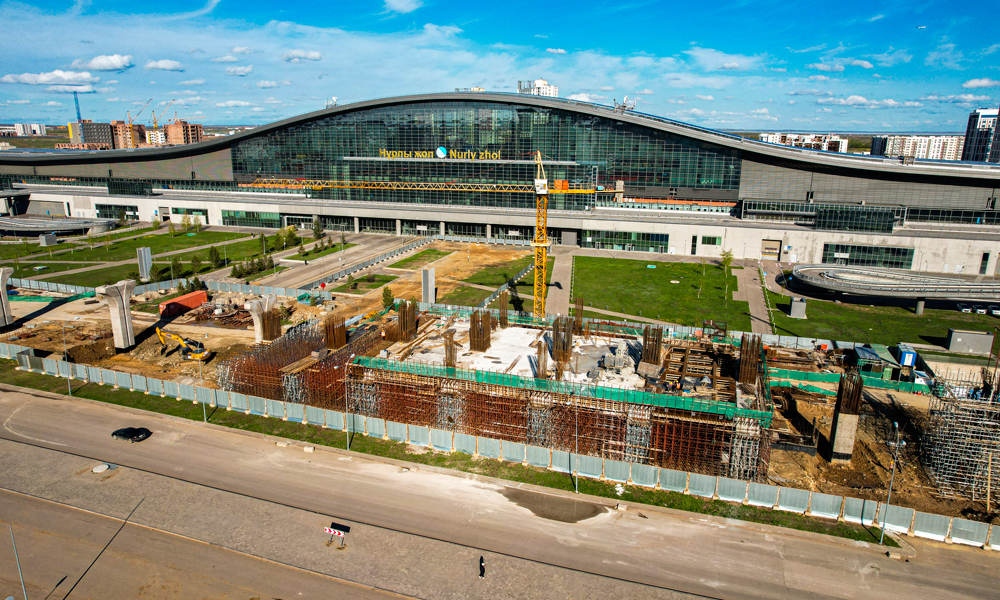 哈薩克斯坦阿斯塔納輕軌路線串聯(lián)了國際機場、納扎爾巴耶夫大學、世博園、阿斯塔納大清真寺、阿布扎比廣場、國防部、總統(tǒng)府、國家信息技術中心、中央音樂大廳、國家博物館、新火車站等地標建筑和重點功能區(qū)，是中哈共建“一帶一路”的代表性工程。圖為正在建設中的輕軌118車站連通著阿斯塔納新火車站，建成后將實現(xiàn)輕軌與新火車站便捷換乘。