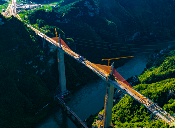 目前，渝湘復(fù)線高速公路彭水至酉陽(yáng)段線路45座橋梁、26座隧道、7處互通式立交等主體工程已施工完成，正在加緊施工路面、機(jī)電、交安、房建等工程。據(jù)悉，渝湘復(fù)線高速公路項(xiàng)目建成后將有效縮短渝東南地區(qū)與重慶主城經(jīng)濟(jì)圈的距離，增強(qiáng)渝東南地區(qū)各區(qū)縣的緊密聯(lián)系，有效緩解既有渝湘高速公路擁堵?tīng)顩r，對(duì)進(jìn)一步開(kāi)發(fā)沿線旅游資源、推進(jìn)交旅融合、帶動(dòng)沿線經(jīng)濟(jì)社會(huì)持續(xù)快速發(fā)展等具有深遠(yuǎn)意義。