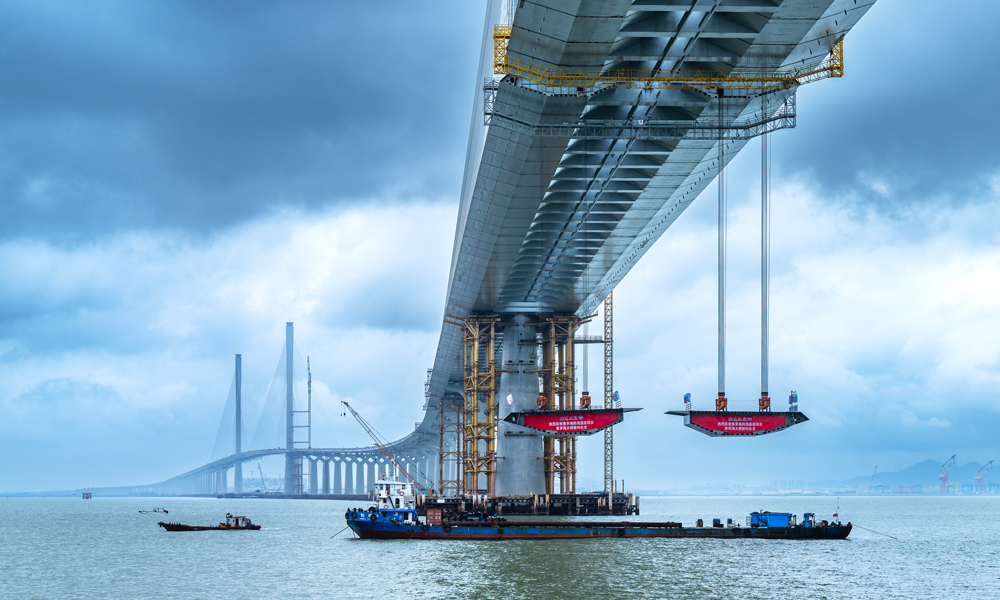 墩頂節(jié)段以及黃茅海大橋與高欄港大橋之間的32節(jié)梁段由3600噸起重船“大橋海鷗號(hào)”架設(shè)，其他節(jié)段由架梁吊機(jī)架設(shè)。架梁過程中，針對(duì)水淺墩高的施工環(huán)境以及臺(tái)風(fēng)季風(fēng)天氣不利影響，項(xiàng)目團(tuán)隊(duì)未雨綢繆、多措并舉，通過設(shè)置塔梁三向臨時(shí)錨固系統(tǒng)、增設(shè)抗風(fēng)臨時(shí)墩、優(yōu)化斜拉索張拉順序、動(dòng)態(tài)調(diào)整施工組織等措施，保障了施工安全和質(zhì)量，完成鋼梁架設(shè)作業(yè)。