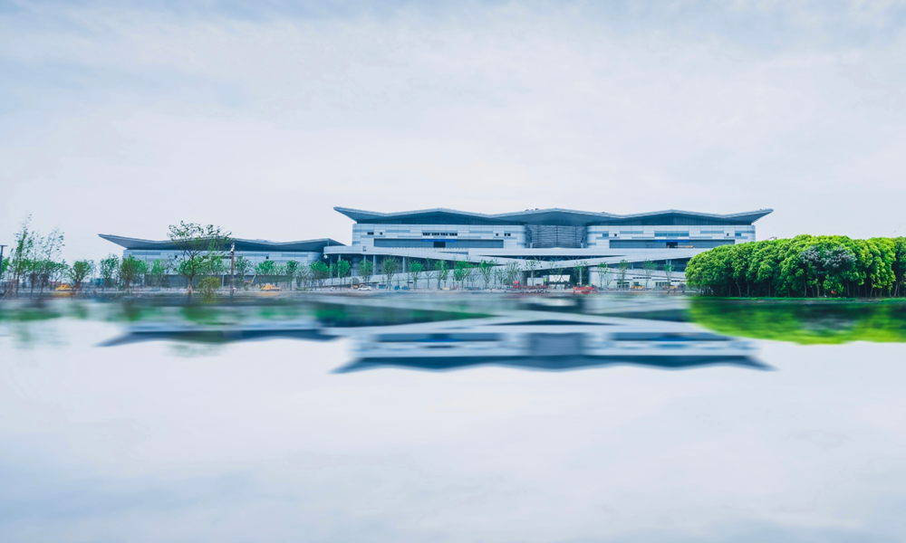 項目外觀以“風帆”造型為整體設計，借用杭州精粹“杭扇、絲綢”的宏雅之氣，取山體厚重沉穩(wěn)之勢和江水靈動飄逸之形，凸顯山水韻、江南韻、杭州韻，一展錢塘之風光，杭州之風采。