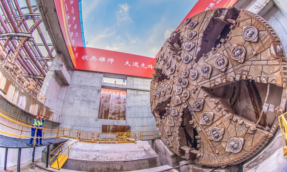 海珠灣隧道工程全長4.35公里，總投資約116.8億元，縱跨海珠區(qū)、番禺區(qū)，其中盾構(gòu)段長2102米，設(shè)計為雙管雙向6車道，采用兩臺開挖直徑15.07米的泥水平衡盾構(gòu)機(jī)施工，為廣州第一條超大直徑盾構(gòu)隧道。圖為右幅隧道“大道先鋒號”盾構(gòu)機(jī)貫通現(xiàn)場。