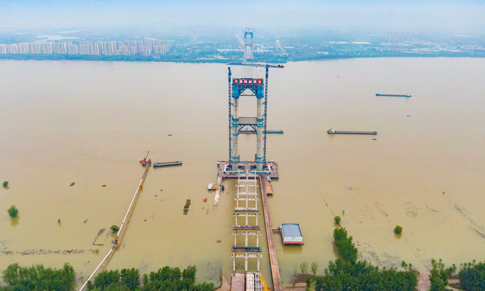 據(jù)悉，作為鄂州國(guó)際物流核心樞紐的綜合配套工程，燕磯長(zhǎng)江大橋是鄂東空鐵、空陸聯(lián)運(yùn)立體交通運(yùn)輸體系的重要過(guò)江通道，也是充分發(fā)揮黃岡、鄂州、黃石三市綜合交通運(yùn)輸體系比較優(yōu)勢(shì)，推動(dòng)三市跨江聯(lián)動(dòng)開(kāi)發(fā)，促進(jìn)黃鄂黃一體化發(fā)展的關(guān)鍵工程。大橋建成后，黃岡到鄂州花湖機(jī)場(chǎng)車(chē)程僅需15分鐘，對(duì)于打造臨空經(jīng)濟(jì)區(qū)、拉開(kāi)航空都市區(qū)發(fā)展框架，完善湖北省高速公路網(wǎng)和過(guò)江通道布局，強(qiáng)化武鄂黃黃一體化發(fā)展具有重要意義。