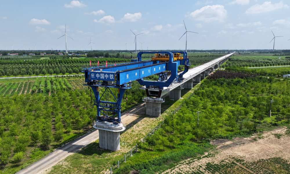 近日，中國(guó)中鐵旗下中鐵七局、中鐵武漢電氣化局參建的日照至蘭考高鐵莊寨至蘭考南段建成通車，標(biāo)志著日蘭高鐵全線貫通運(yùn)營(yíng)。日蘭高鐵是國(guó)家“八縱八橫”高速鐵路網(wǎng)的區(qū)域連接線，途經(jīng)山東省日照市、臨沂市、濟(jì)寧市、菏澤市，河南省商丘市、開封市，接入蘭考南站，線路全長(zhǎng)472公里，設(shè)計(jì)時(shí)速350公里。其中日照至曲阜段、曲阜至莊寨段已分別于2019年11月和2021年底開通運(yùn)營(yíng)。此次開通的日蘭高鐵莊蘭段全長(zhǎng)48公里，設(shè)莊寨站、蘭考南站兩座車站，均為既有車站。