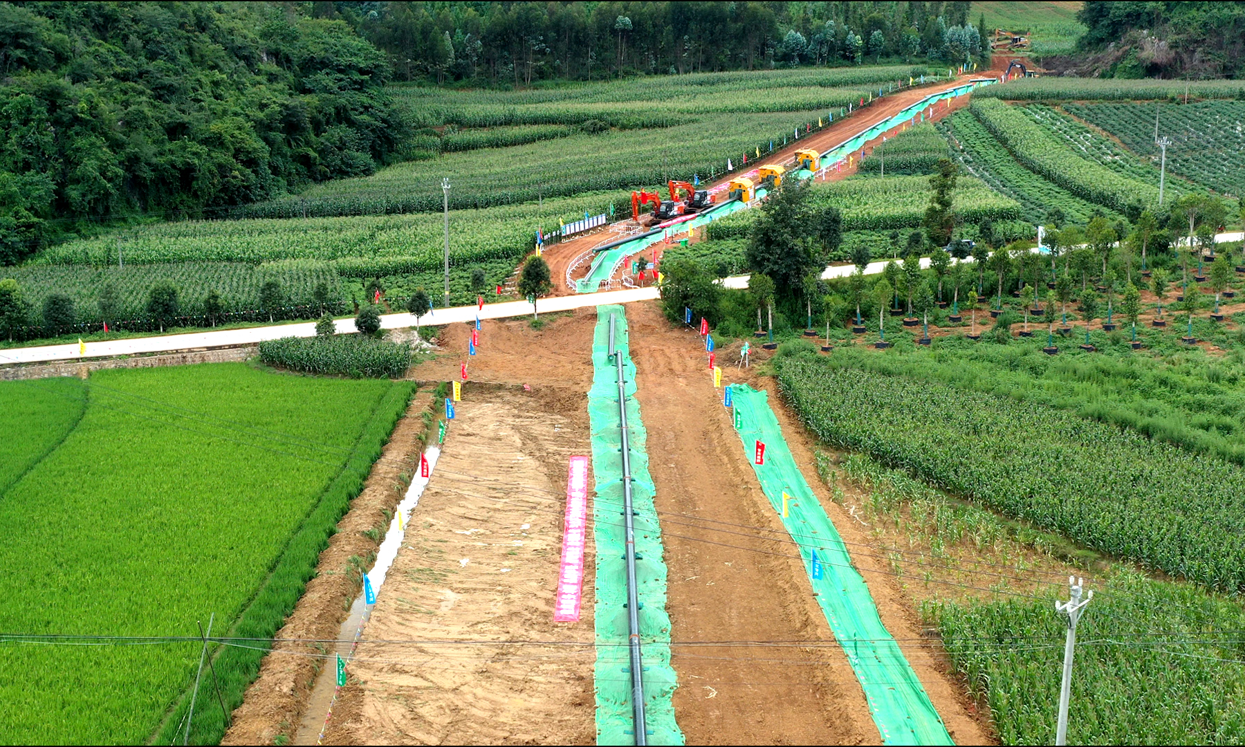工程起自廣西百色右江區(qū)百色首站，止于云南文山州硯山縣硯山末站，途經(jīng)廣西、云南，全長(zhǎng)346.8公里，設(shè)計(jì)壓力10兆帕，設(shè)計(jì)年輸量10億立方米，是提升廣西、云南資源引進(jìn)能力，優(yōu)化完善區(qū)域油氣管網(wǎng)布局，促進(jìn)革命老區(qū)能源結(jié)構(gòu)轉(zhuǎn)型升級(jí)和經(jīng)濟(jì)社會(huì)高質(zhì)量發(fā)展的重點(diǎn)項(xiàng)目。