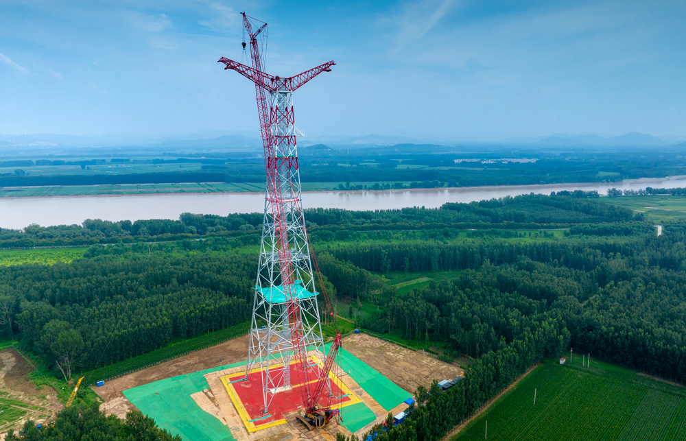 該塔高159.5米，單塔重530噸，為全線最高、最重鐵塔。國家電網(wǎng)山東送變電公司在國內(nèi)首次采用全過程700噸大型流動式履帶起重機，研發(fā)安全質(zhì)量管控平臺，保障施工安全。