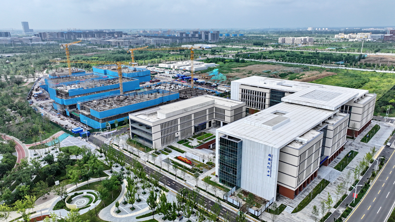 據(jù)介紹，雄安科創(chuàng)中心位于雄安新區(qū)科學(xué)園片區(qū)西側(cè)，是該片區(qū)的標(biāo)志性建筑，預(yù)計(jì)將于2026年3月竣工。圖為雄安科創(chuàng)中心二期、三期項(xiàng)目建設(shè)現(xiàn)場(chǎng)。新華社記者 牟宇 攝