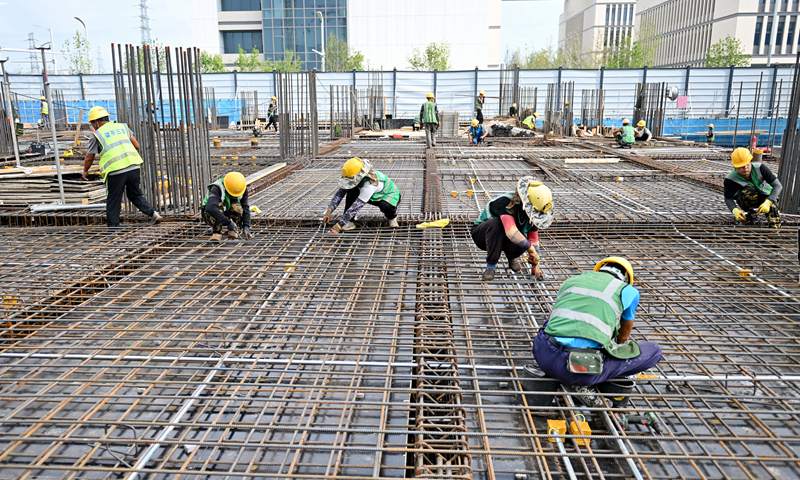 中建三局工人在雄安科創(chuàng)中心二期、三期項(xiàng)目建設(shè)現(xiàn)場(chǎng)捆綁鋼筋。新華社記者 牟宇 攝