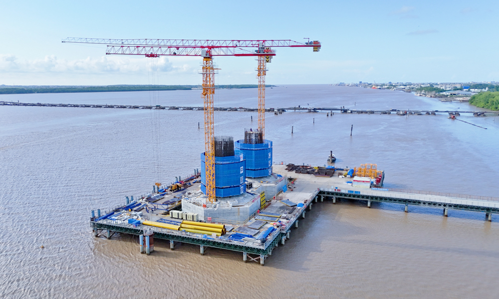 日前，由鐵建國際承建的圭亞那新德梅拉拉河大橋P34主塔承臺澆筑完畢。這標志著該項目全面完成了P34主塔承臺的施工。主橋承臺的順利完工，為后續(xù)主橋主塔及上部結構施工奠定了堅實基礎。該項目是中圭建交50周年及中圭友好合作的重要成果，項目全長2900米。項目建成后，將縮短兩岸四分之三的通行時間，擴大二倍以上船只通行量，極大降低大橋日常維護成本。圖為大橋承臺施工現(xiàn)場。