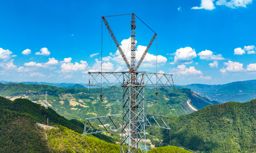 “寧電入湘”特高壓工程線建成后，每年可向湖南輸送電量360億~400億千瓦時，其中新能源輸送占比將達50%以上。